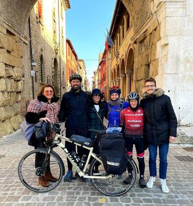Ventimila chilometri in bici per raccogliere fondi: al via sabato il giro d’Europa di Daniele Grassetti per finanziare progetti inclusivi