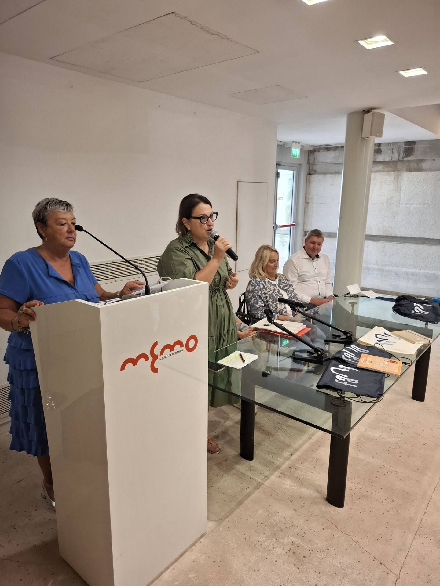 Alcuni momenti dell'incontro alla MeMo, alla presenza del vicesindaco Manocchi, dell'assessore Tarsi e dei rappresentanti delle associazioni coinvolte - Il programma (in tedesco e italiano) delle visite